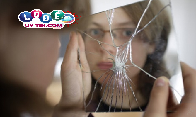 Mơ thấy kính vỡ, gương vỡ đánh con gì, là điềm báo gì?