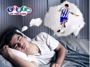 Mơ thấy mình đá bóng đánh con gì? Giải mã chiêm bao bằng con số