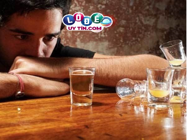 Phân tích ngủ mơ thấy uống bia đánh con gì hợp phong thủy?